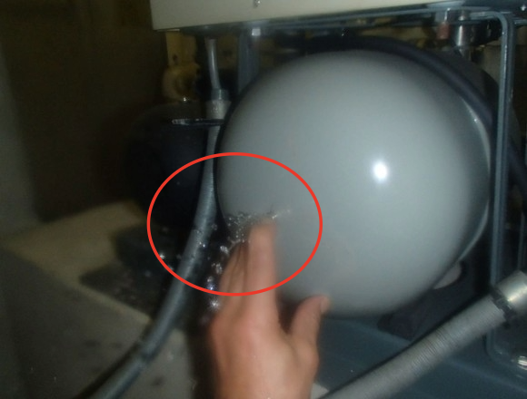 Discovered During Periodic Water Storage Tank Cleaning! Early Response to a Pressure Tank Failure in a Water Supply Pump Unit Prevents Water Supply Trouble